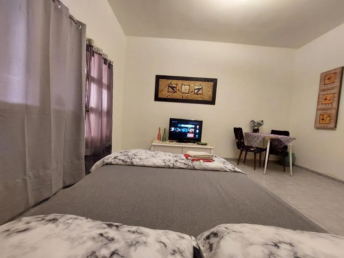 Modern Studio Central Haifa Free Wifi דירת נופש מאובזרת בחיפה