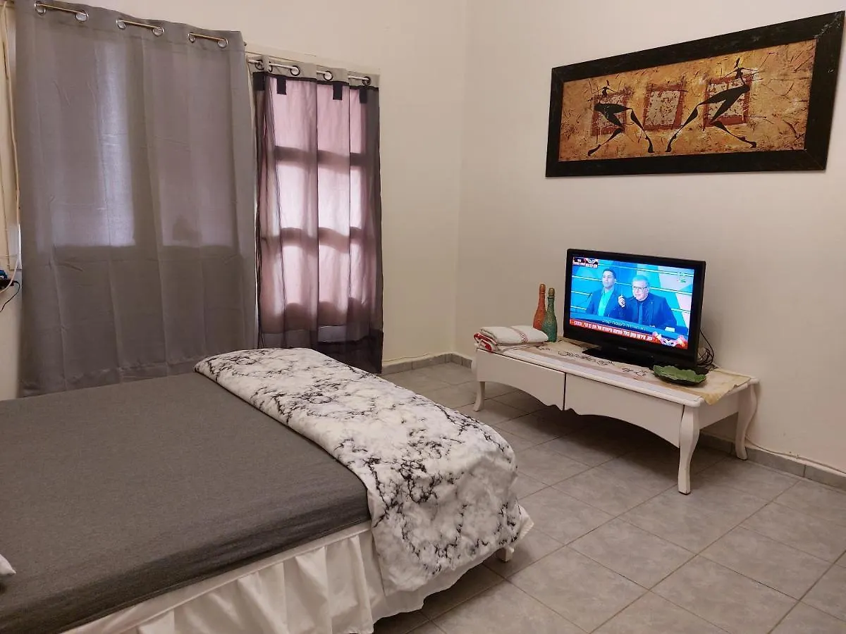 Modern Studio Central Haifa Free Wifi דירת נופש מאובזרת בחיפה